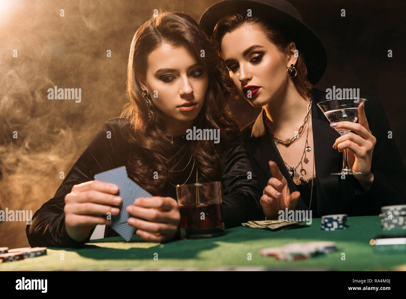 Filles jouant au poker dans un casino